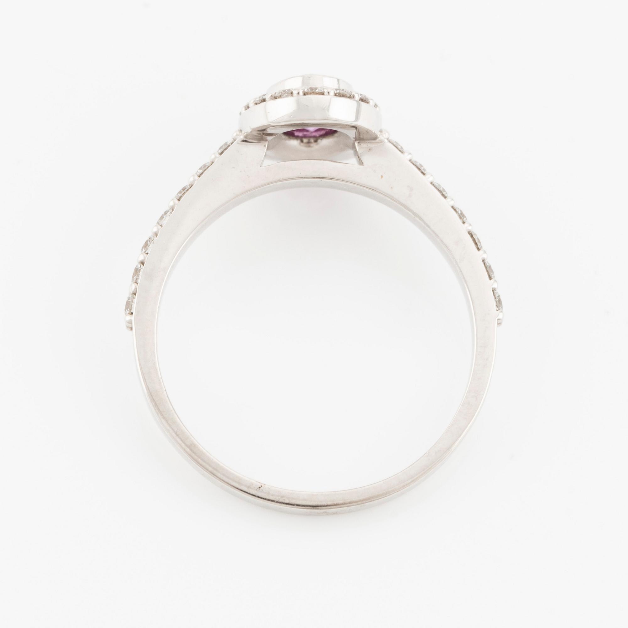 Ring 14K guld med en rosa fasettslipad safir och runda briljantslipade diamanter.