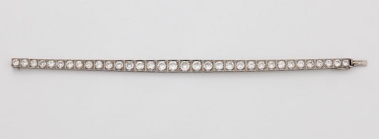 Armband platina med runda briljantslipade diamanter.
