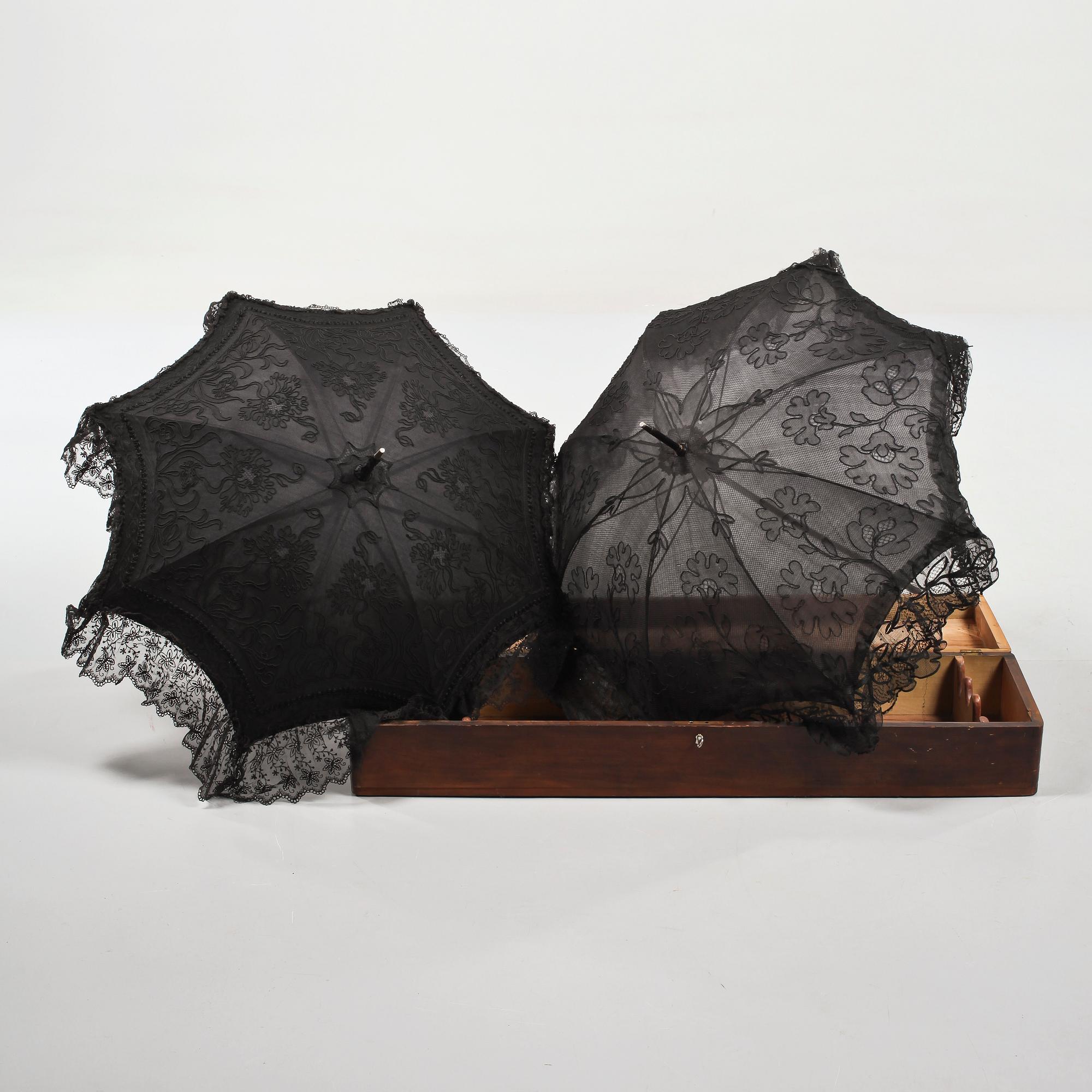PARASOLLER, 2 st, med LÅDA, 1900-talets första kvartal.