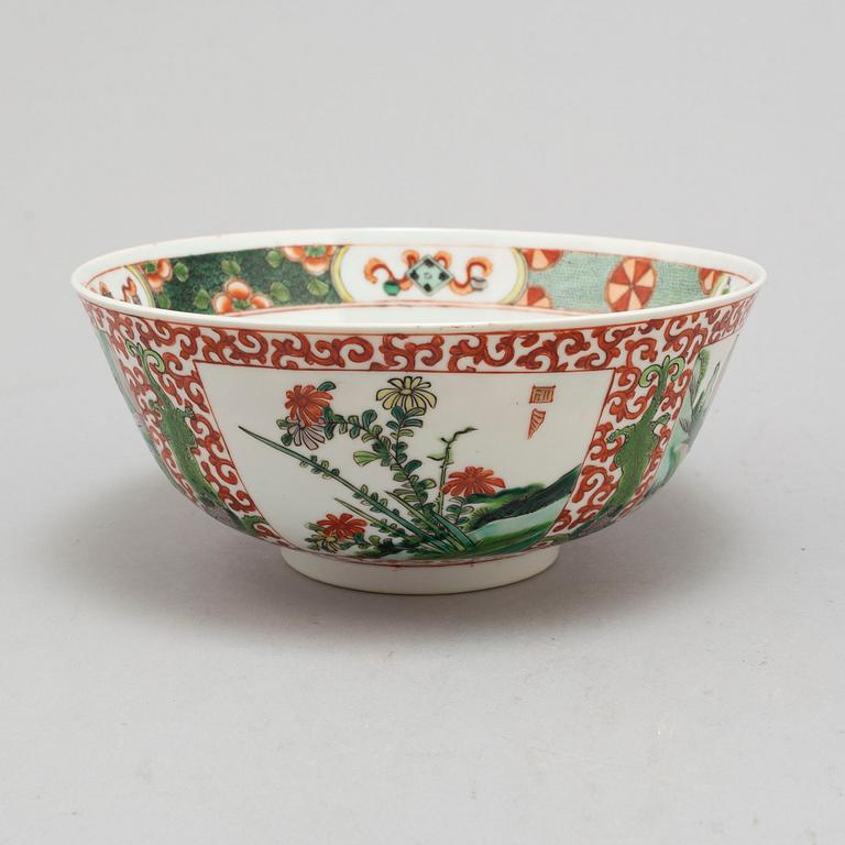 A famille verte bowl, Qing dynasty, late 19th century.