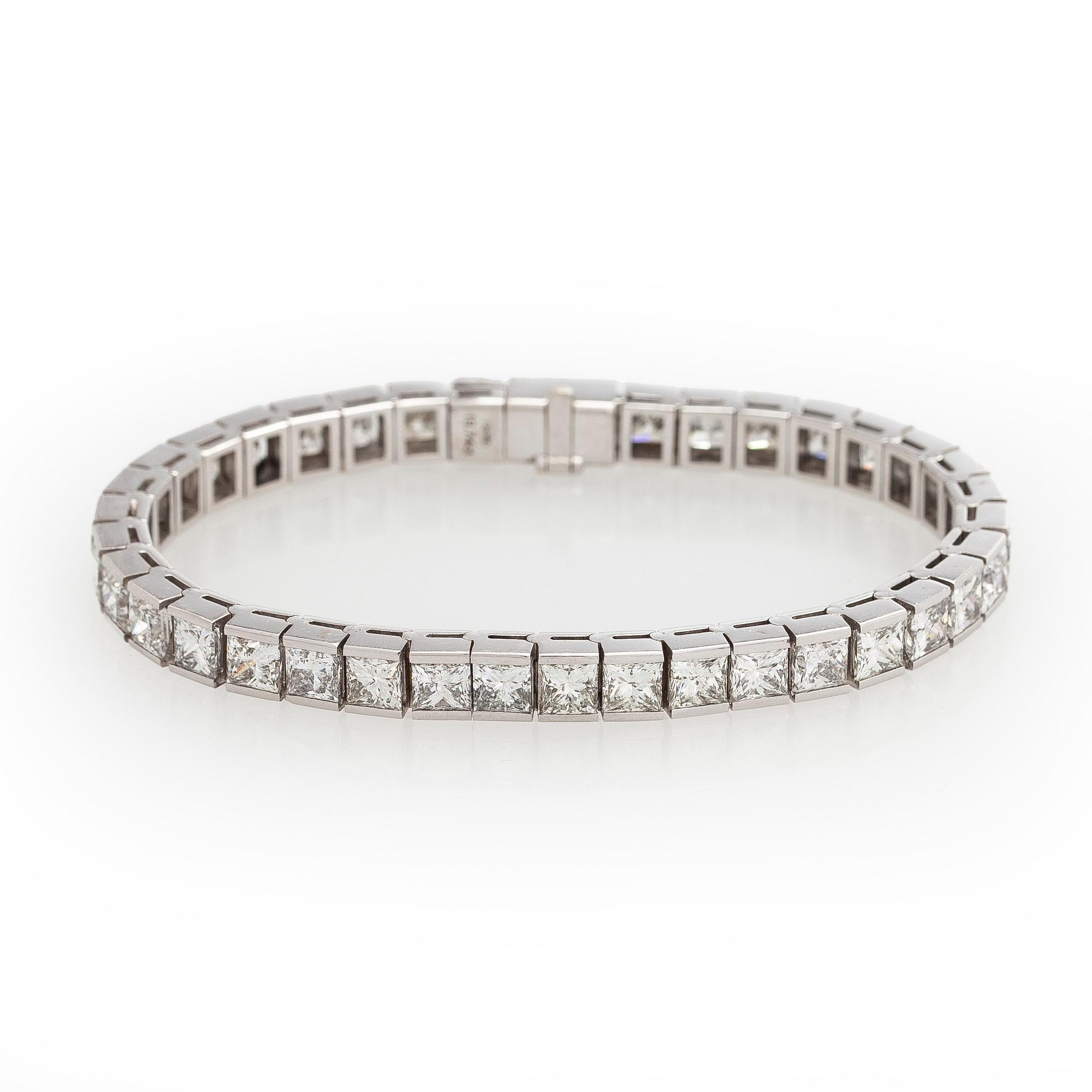Tennis bracelet, princess cut diamonds c. 19.50 ct in total, 18K white gold.