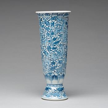 VAS, porslin. Qingdynastin, Kangxi (1662-1722).