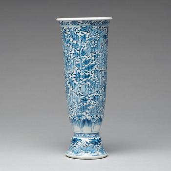 A blue and white vase, Qing dynasty, Kangxi (1662-1722).