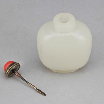 SNUSFLASKA, troligen jade, Kina, 1900-tal.