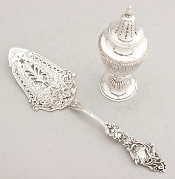 SOCKERSTRÖARE samt TÅRTSPADE, silver, 1900-tal. Vikt ca  192 g.