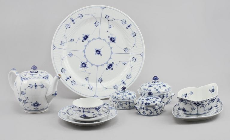 TESERVIS, 31 delar, porslin, "Musselmalet", Royal Copenhagen, 1900-talets andra hälft.