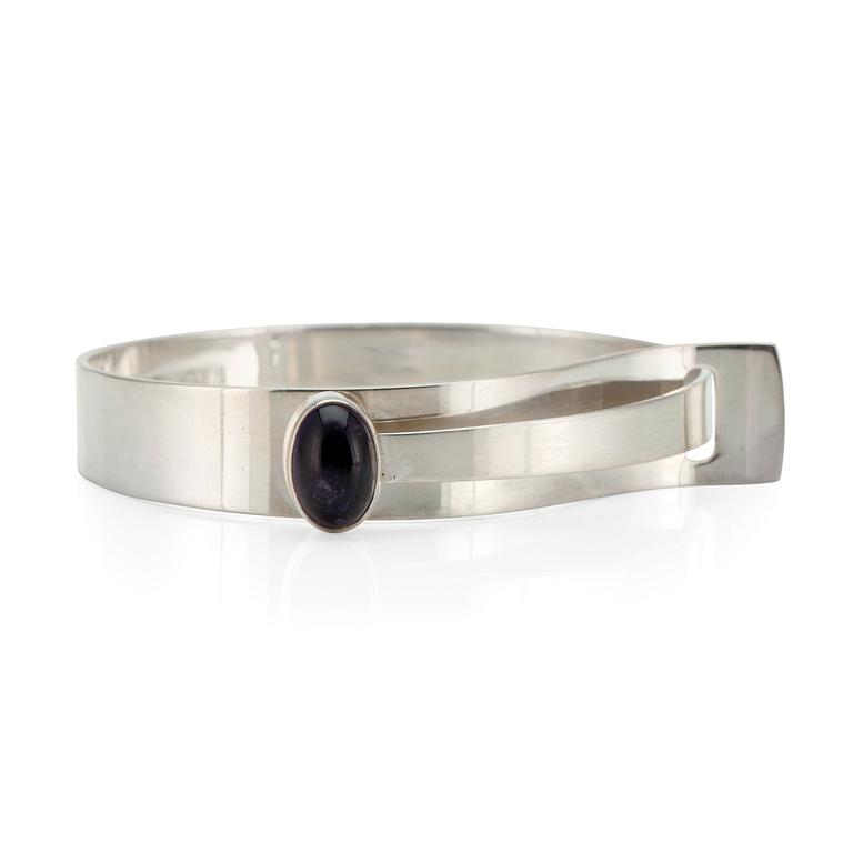 Elis Kauppi, A BRACELET, sterling silver, cabochon cut amethyst, Kupittaan Kulta 1959.