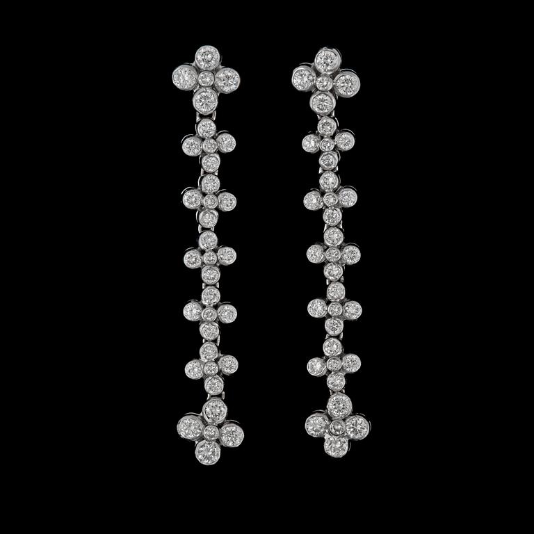A pair of brilliant cut diamond earrings, tot. 1.6 ct.