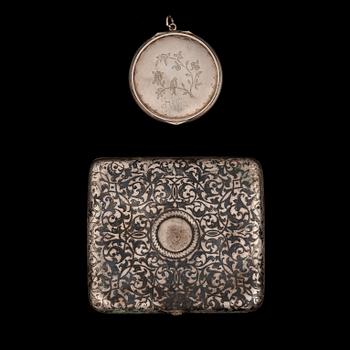 CIGARETTETUI OCH PILLERDOSA, silver, Ryssland och Finland, 1900-talets början.