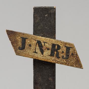 A 17TH/18TH CENTURY WOODEN CRUCIFIX.