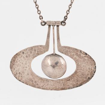 A Tapio Wirkkala 'pear' pendant, sterling silver. Kultakeskus OY. Finland 1975.