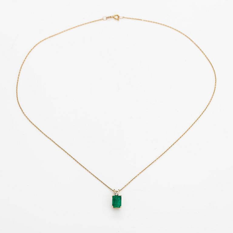 A 14K and 18K gold necklace with an ca. 2.22 ct emerald and a ca. 0.05 ct diamond.