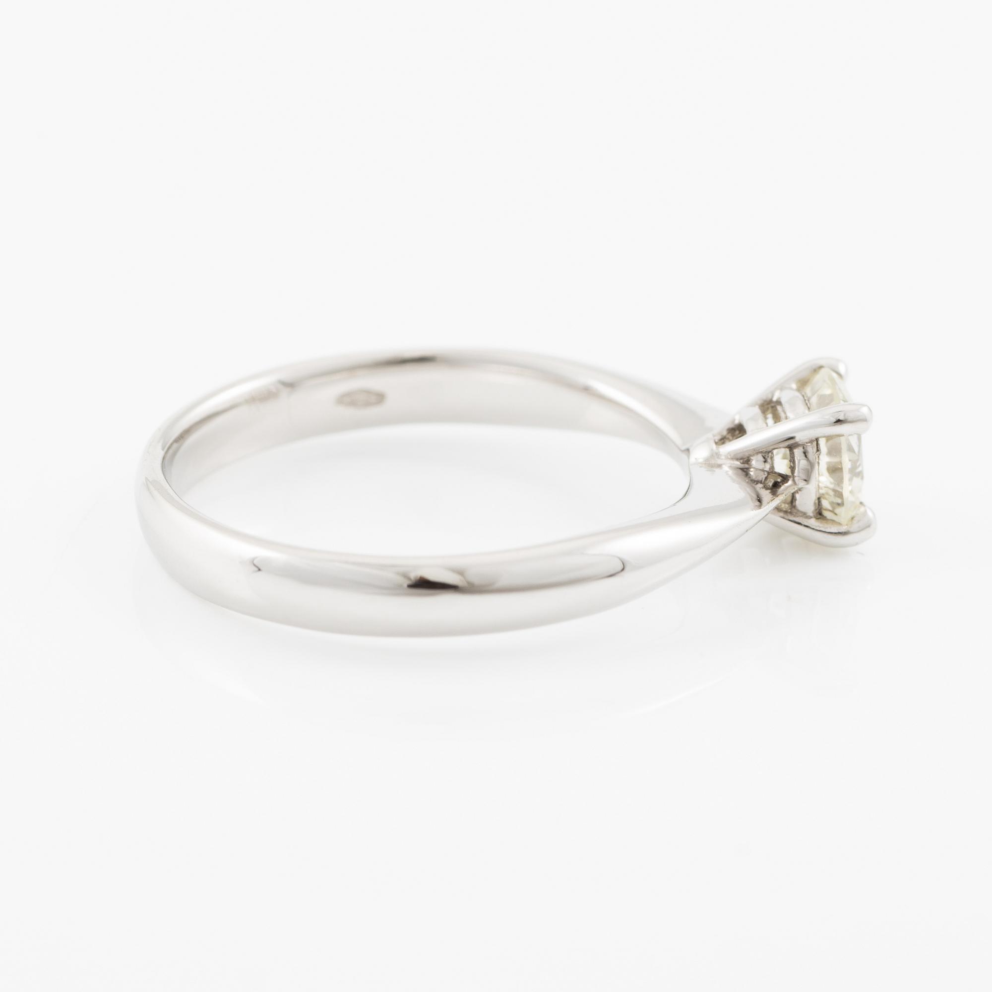 Solitaire ring in 18K white gold with brilliant-cut 
diamond.
