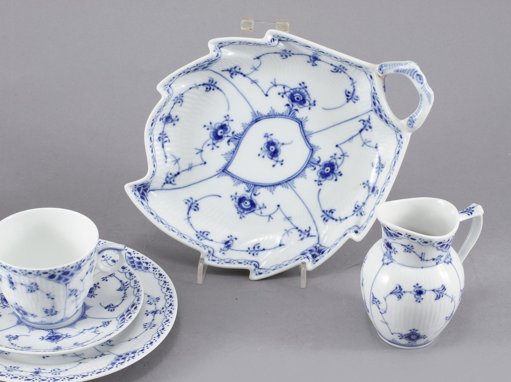 KAFFESERVIS, 25 delar, porslin, "Musselmalet", Royal Copenhagen, 1900-talets andra hälft.