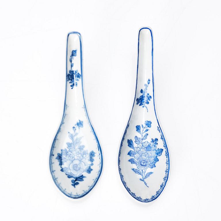 A set of eight blue and white spoons, Qing dynasty, Guangxus six character mark and period (1874-1908).