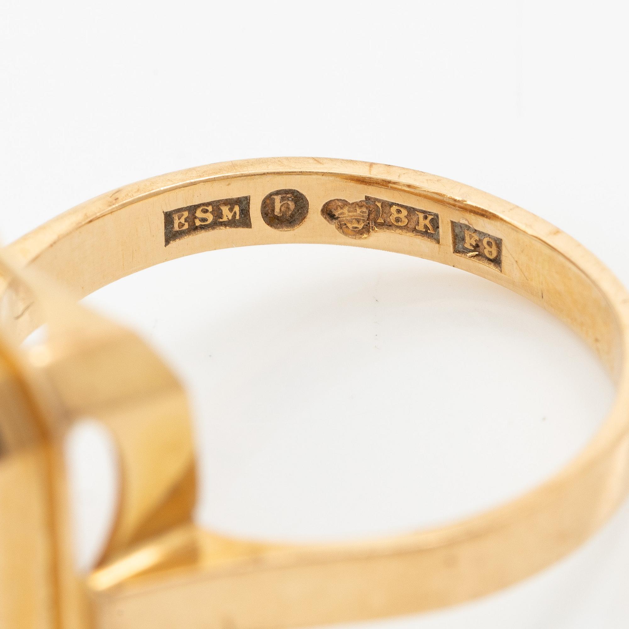 Ring 18K guld med en cabochonslipad månsten.