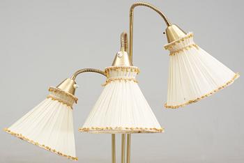 GOLVLAMPA, mässing samt trä, 1960-tal. H ca 150.