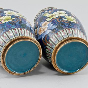 VASER, ett par, cloisonné, 1900-talets andra hälft.