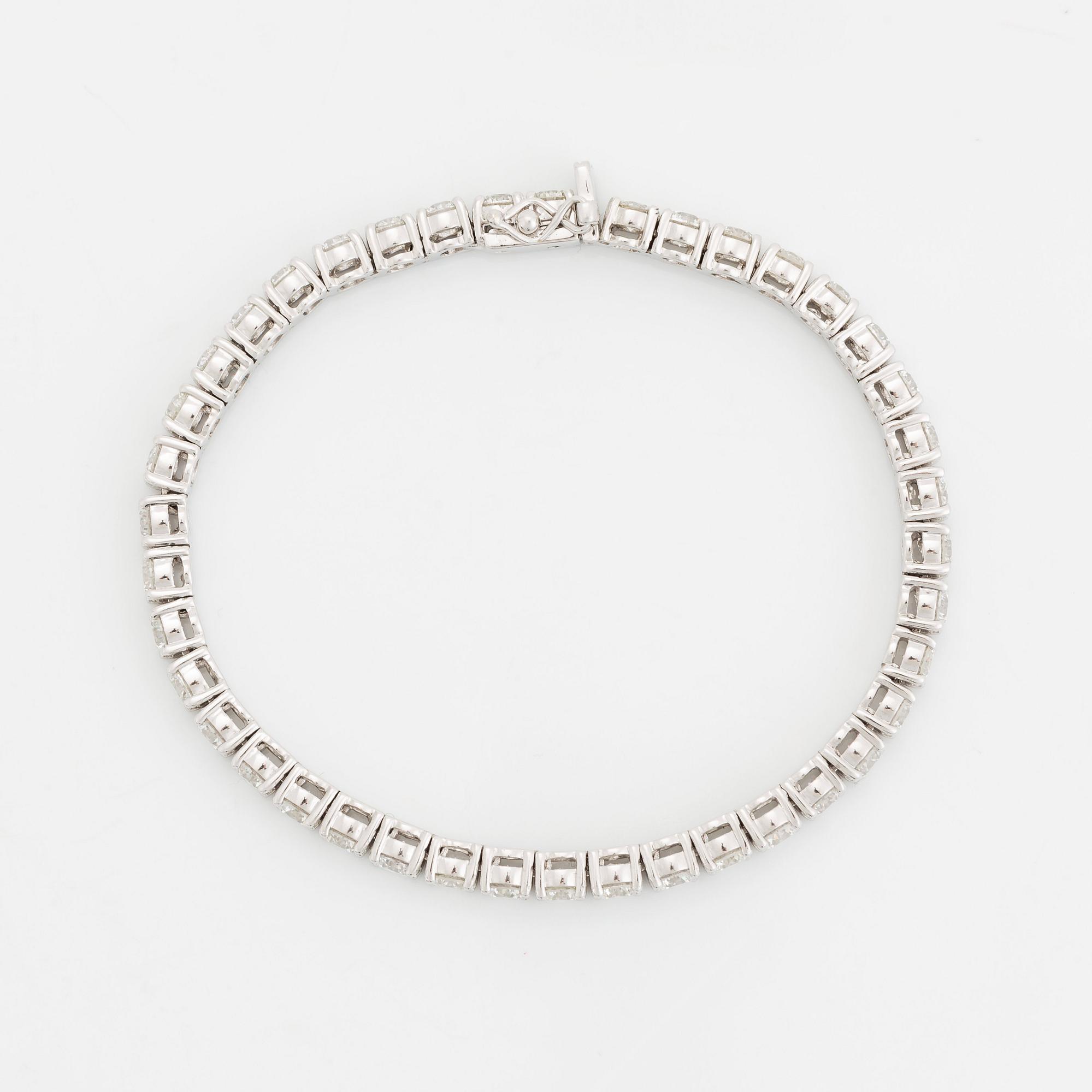 An 18K white gold bracelet set with round brillliant-cut diamonds.