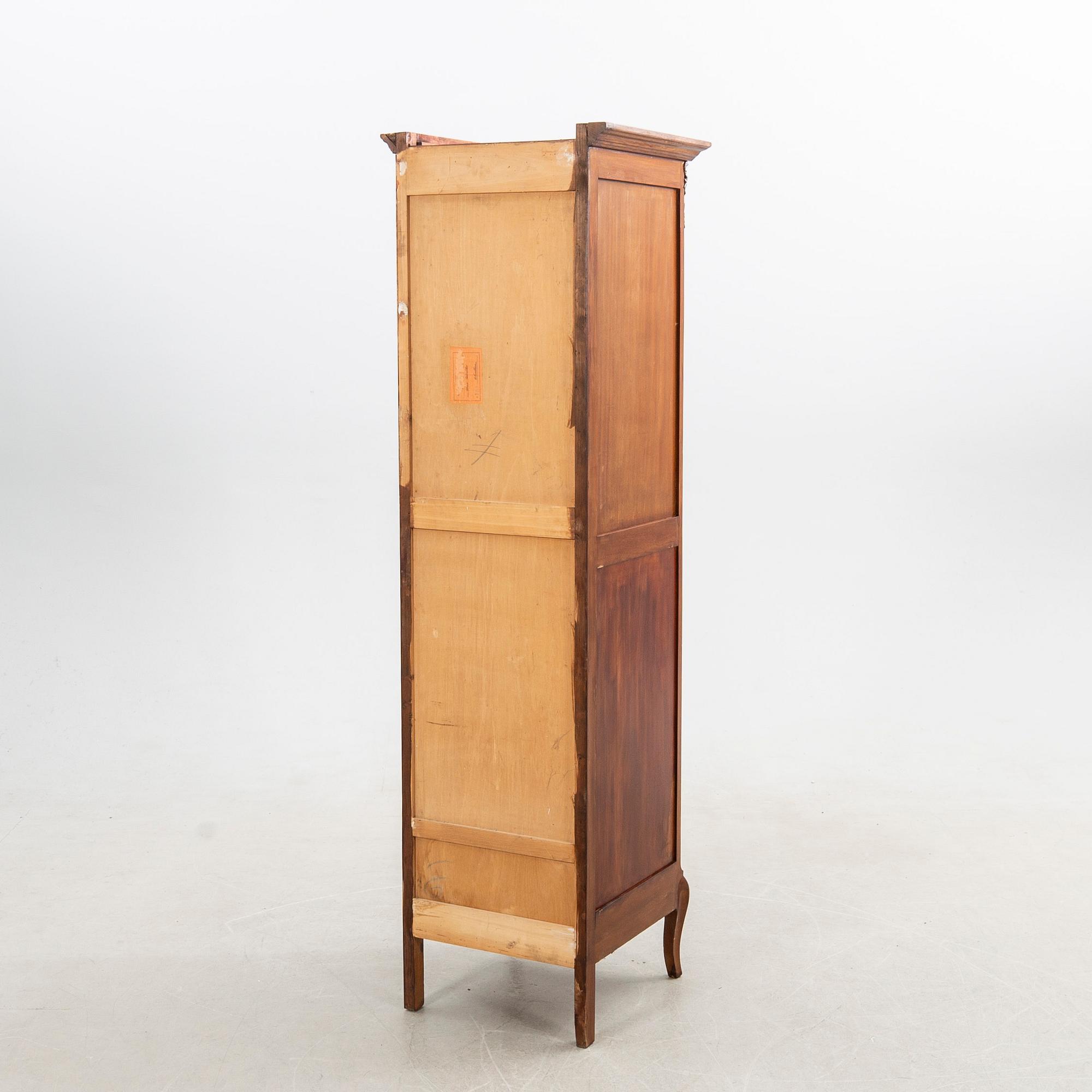 Vitrinskåp Louis XV-stil 1900-talets andra hälft.