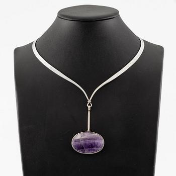 Vivianna Torun Bülow-Hübe, halsring med hänge, sterlingsilver och ametist, för Georg Jensen.