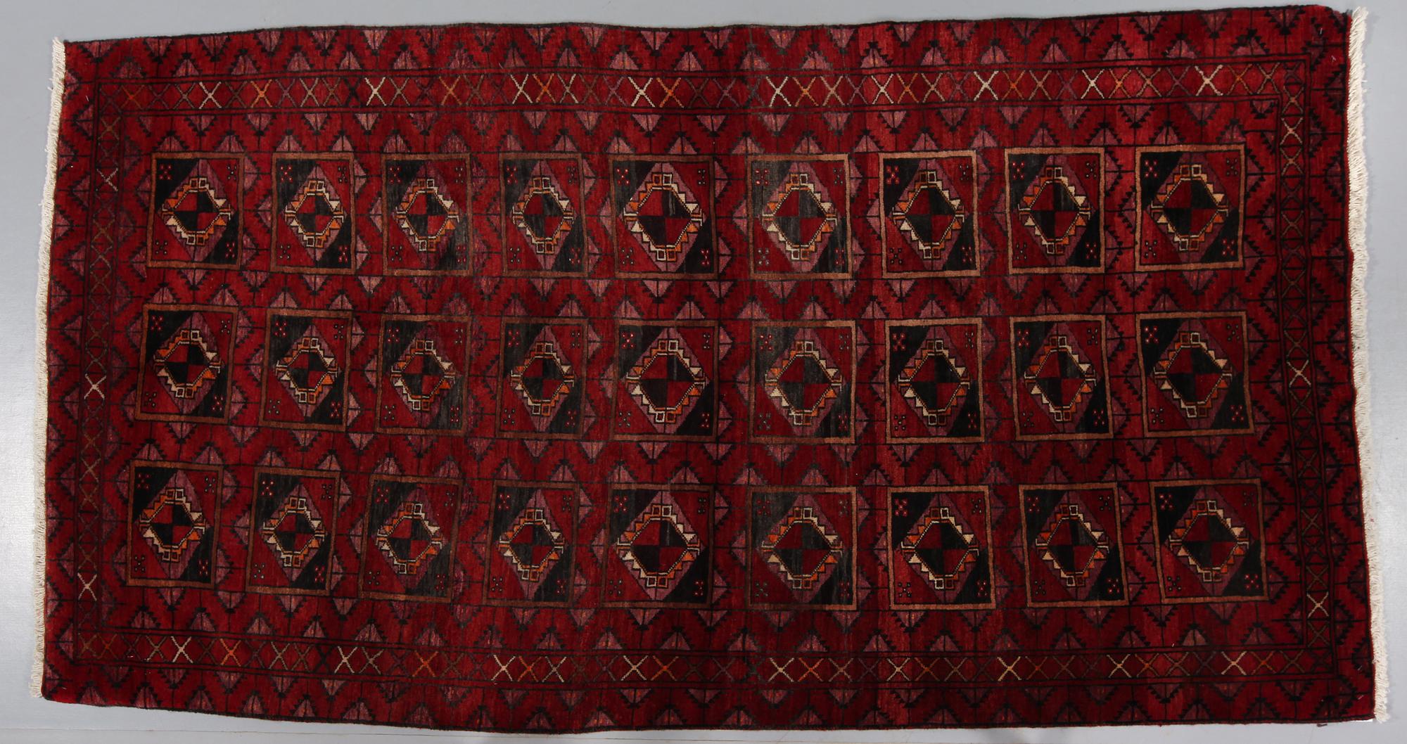 MATTA, Persisk, modern tillverkning, 210 x 112 cm.