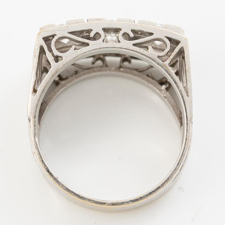 Ring, 18K white gold, set with three brilliant-cut diamonds and octagonal-cut diamonds.