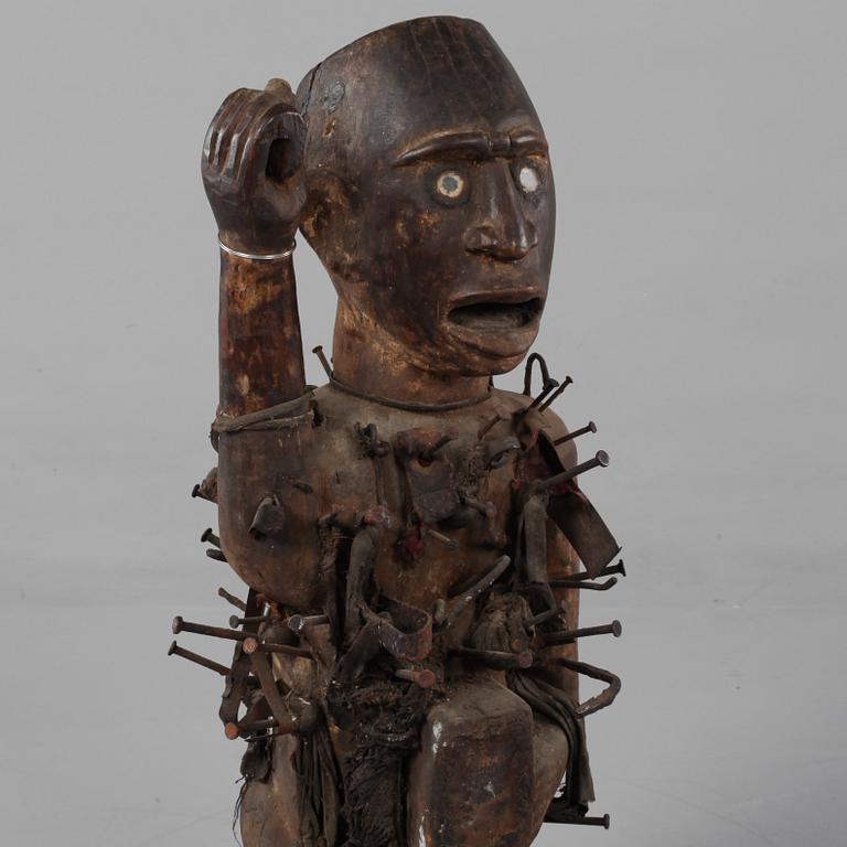 FIGUR, spikfetisch, Afrika, 1900-tal.