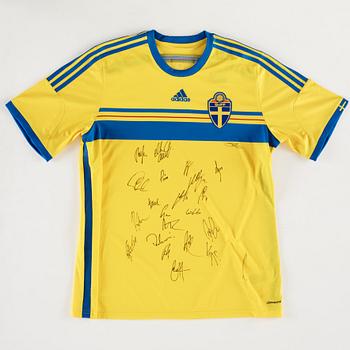 Landslagströja, med autografer från herrlandslaget i fotboll, 2015.