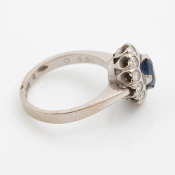 Ring, carmosemodell, 18K vitguld med safir och briljantslipade diamanter.