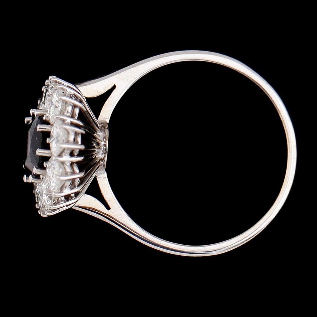 RING, 18K vitguld, safir, briljantslipade diamanter tot ca 1.36 ct. Vikt ca 5 g.