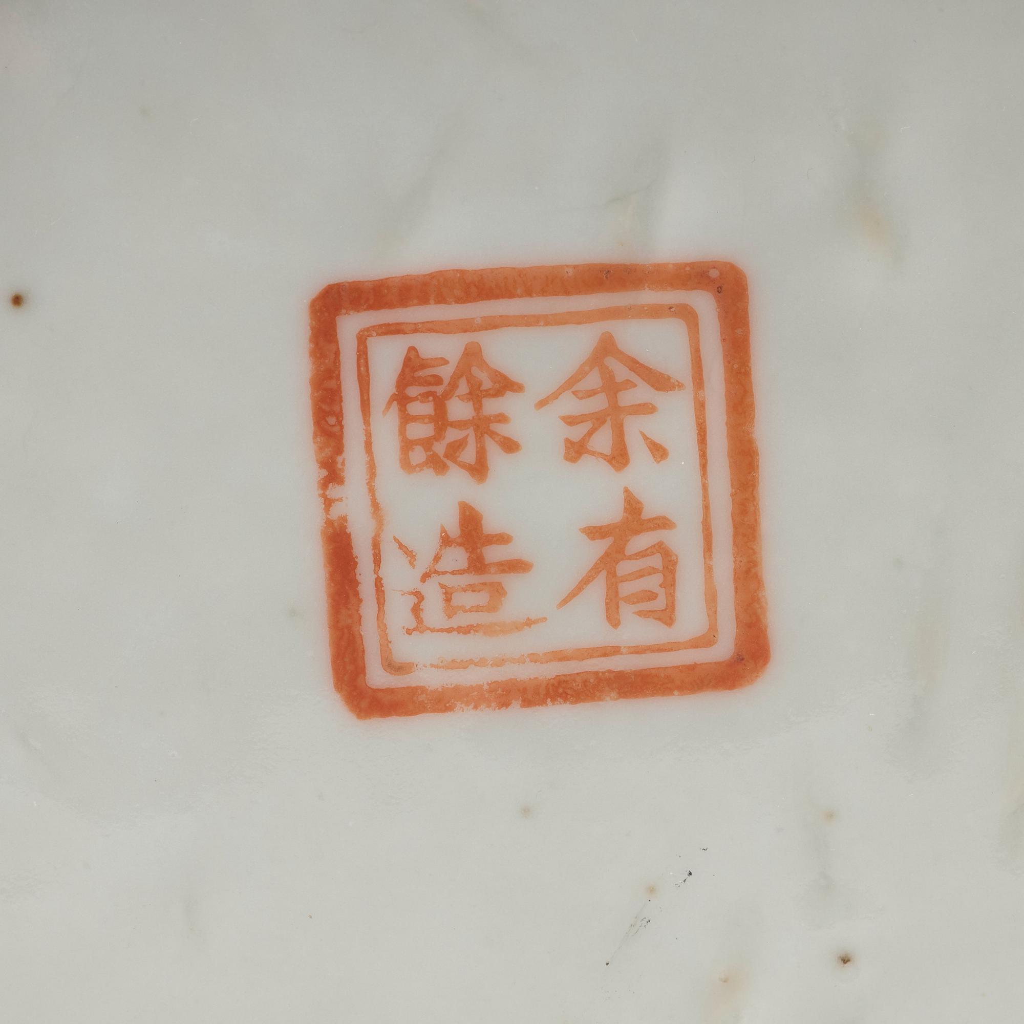 LYKTOR/PERUKSTOCKAR, två stycken, porslin. Qing dynastin, sent 1800-tal.