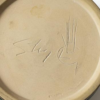 Stig Lindberg, a stoneware dish, Gustavsberg Studio 1964.