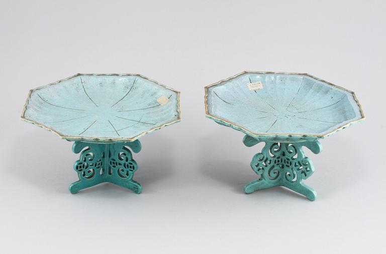 UPPSATSSKÅLAR, 2 st snarlika, porslin,  Kina 1800/1900-tal.