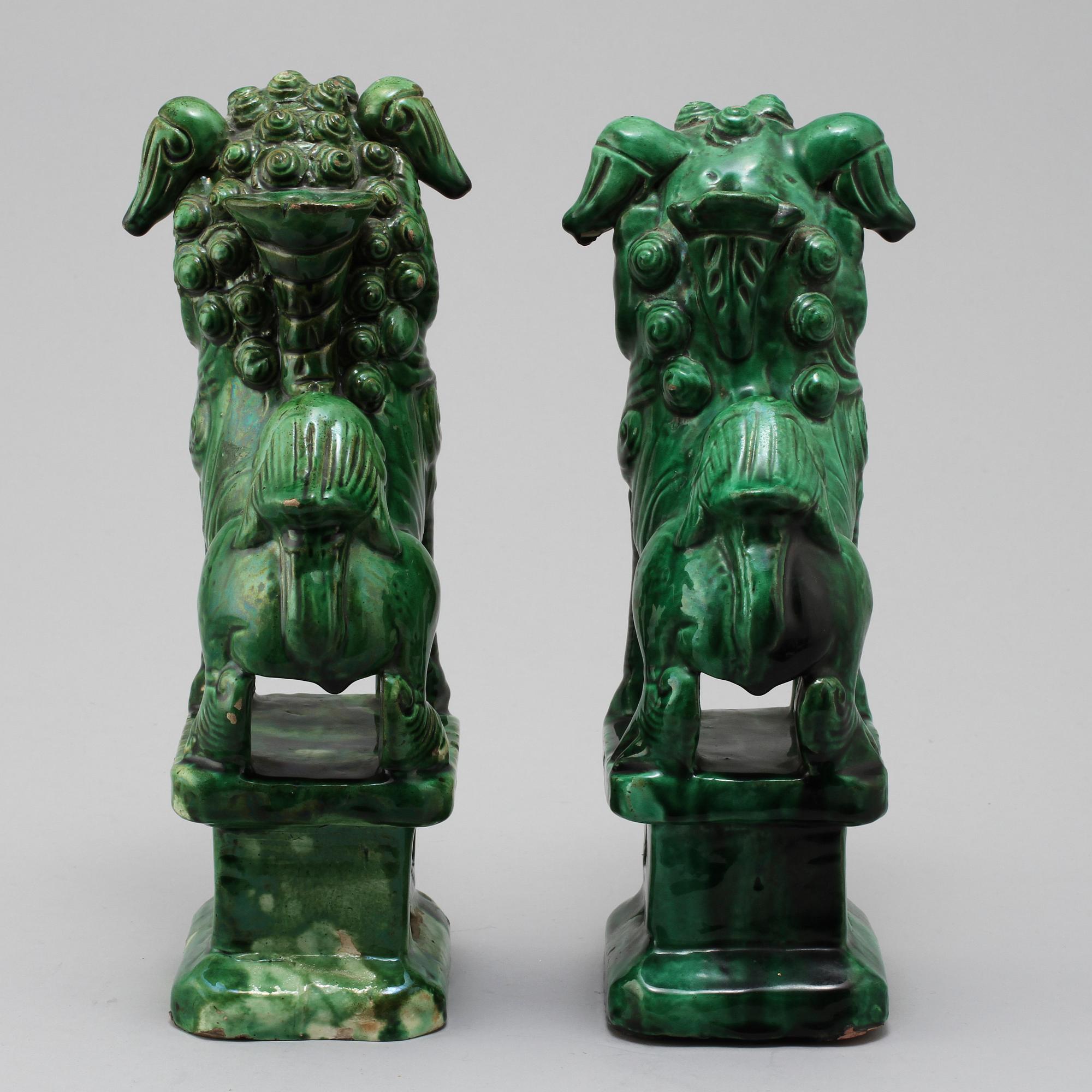 FOHUNDAR, 2 st snarlika, porslin, Kina, 1800 respektive 1900-tal.