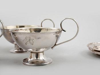 PUNCHMUGGAR, 6 st snarlika, samt ASKFAT, 6 st, silver, Sverige, 1900-talets första hälft/mitt, vikt 355 g.