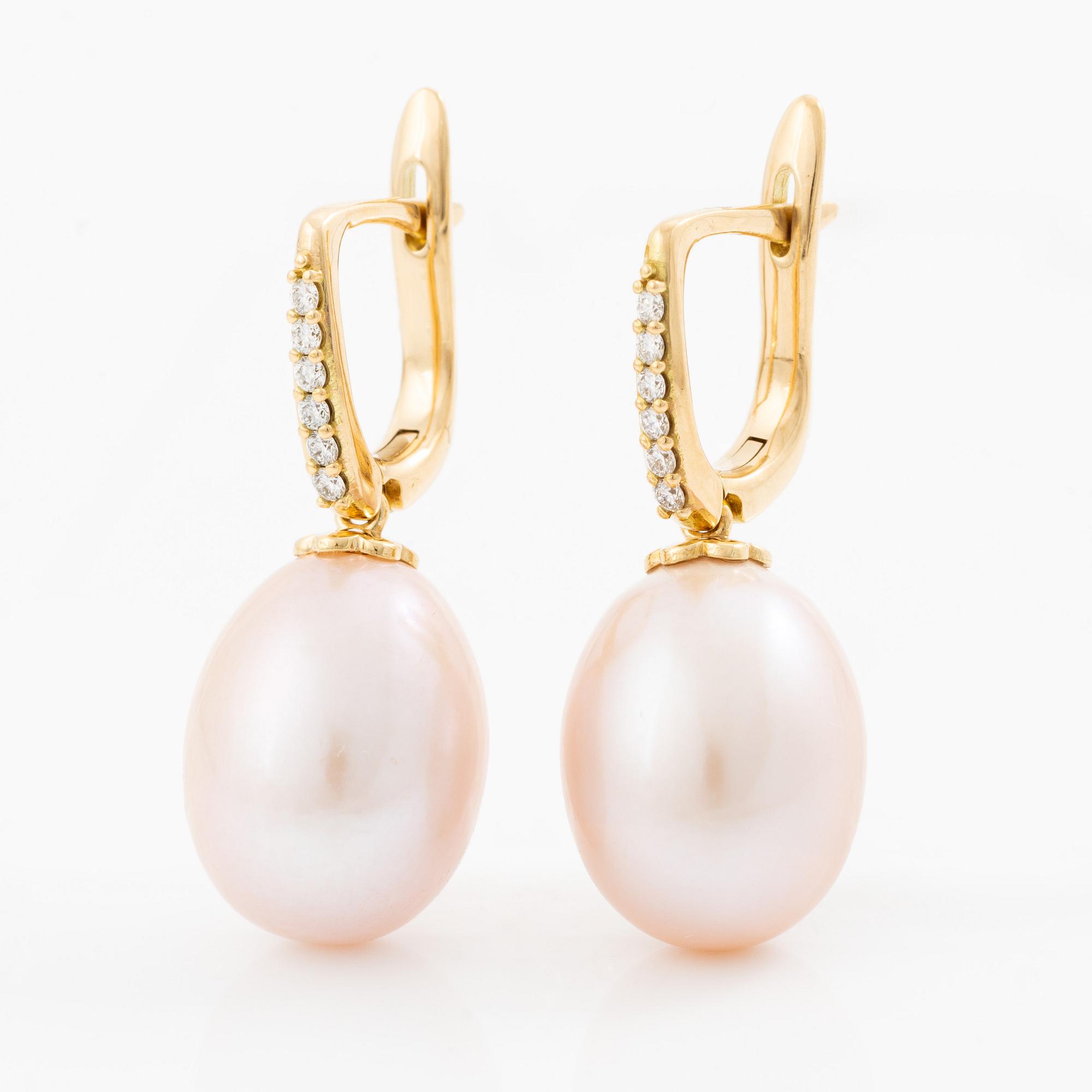 Örhängen 18K guld med odlade sötvattenspärlor och briljantslipade diamanter.