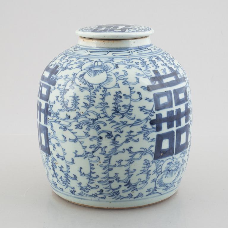 A blue and white pot with cover, Chine, 19th century.