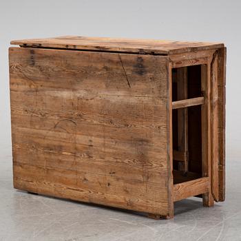 A gate leg table, first half of the 19th century.