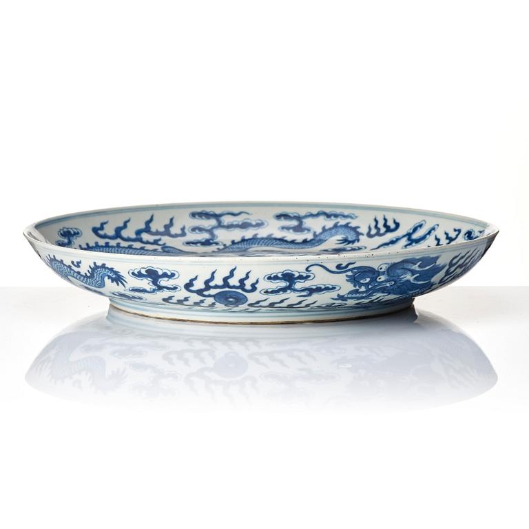 A large blue and white 'five clawed dragon' dish, Qing dynasty, Guangxu mark and period (1875-1908).