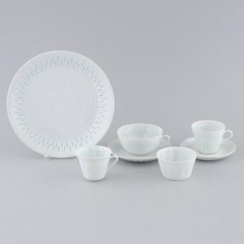 20 pieces of porcelain table ware, designed by Friedl Kjellberg for Arabia.