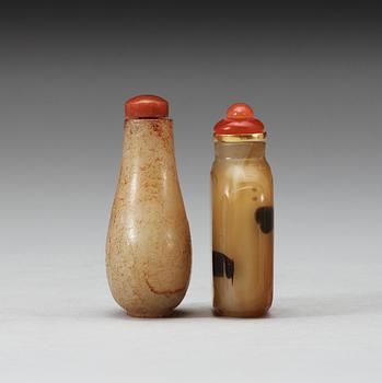 Two snuff bottles with stoppers, Qing dynasty.