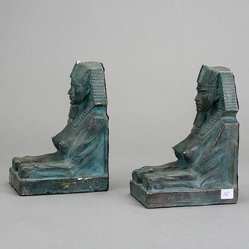BOKSTÖD, ett par, patinerad gips, Charles Friberg, signerade och daterade 1930.