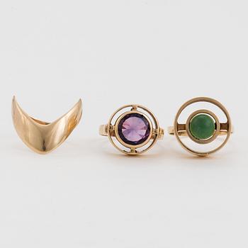 Three 14K gold rings, one with a synthetic, colour-change, sapphire and one with a green stone.