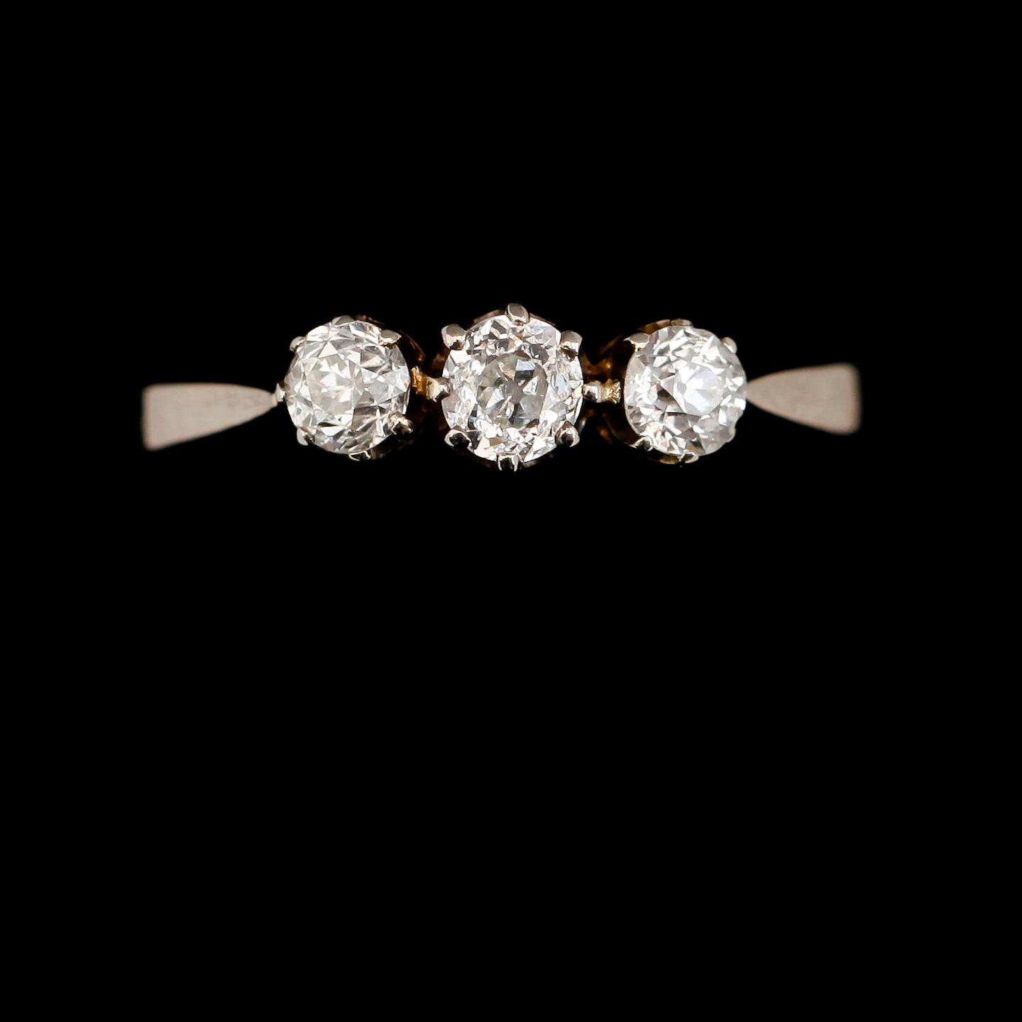 RING, 18K vitguld och gammalslipade diamanter tot ca 0.50 ct, svenska stämplar 1940.