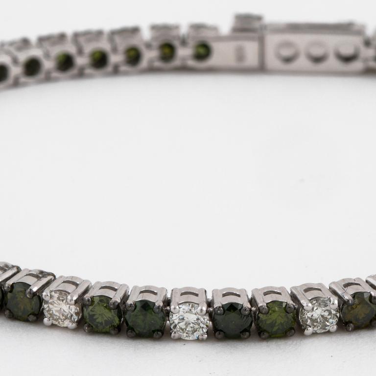 ARMBAND, med vita gröna diamanter, totalt circa 4.50 ct.