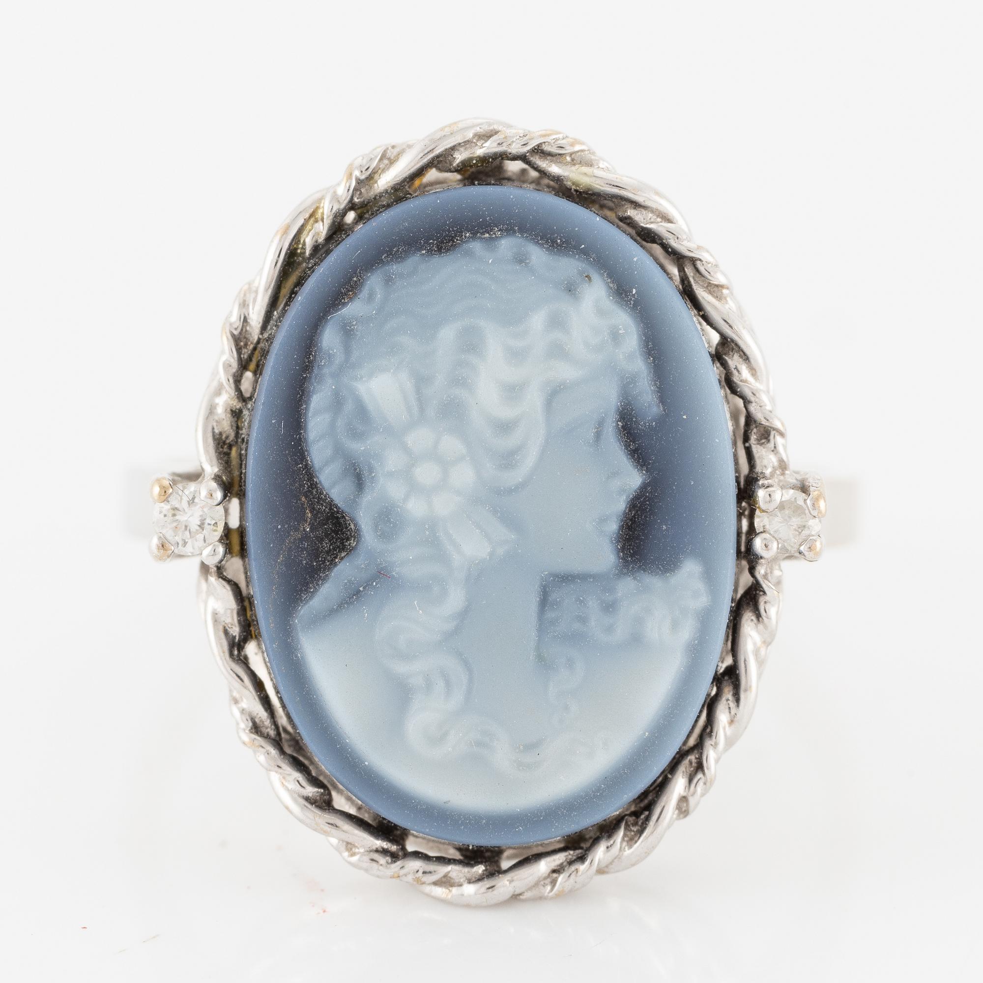 Ring in 18K white gold with a cameo in agate and round brilliant-cut diamonds.