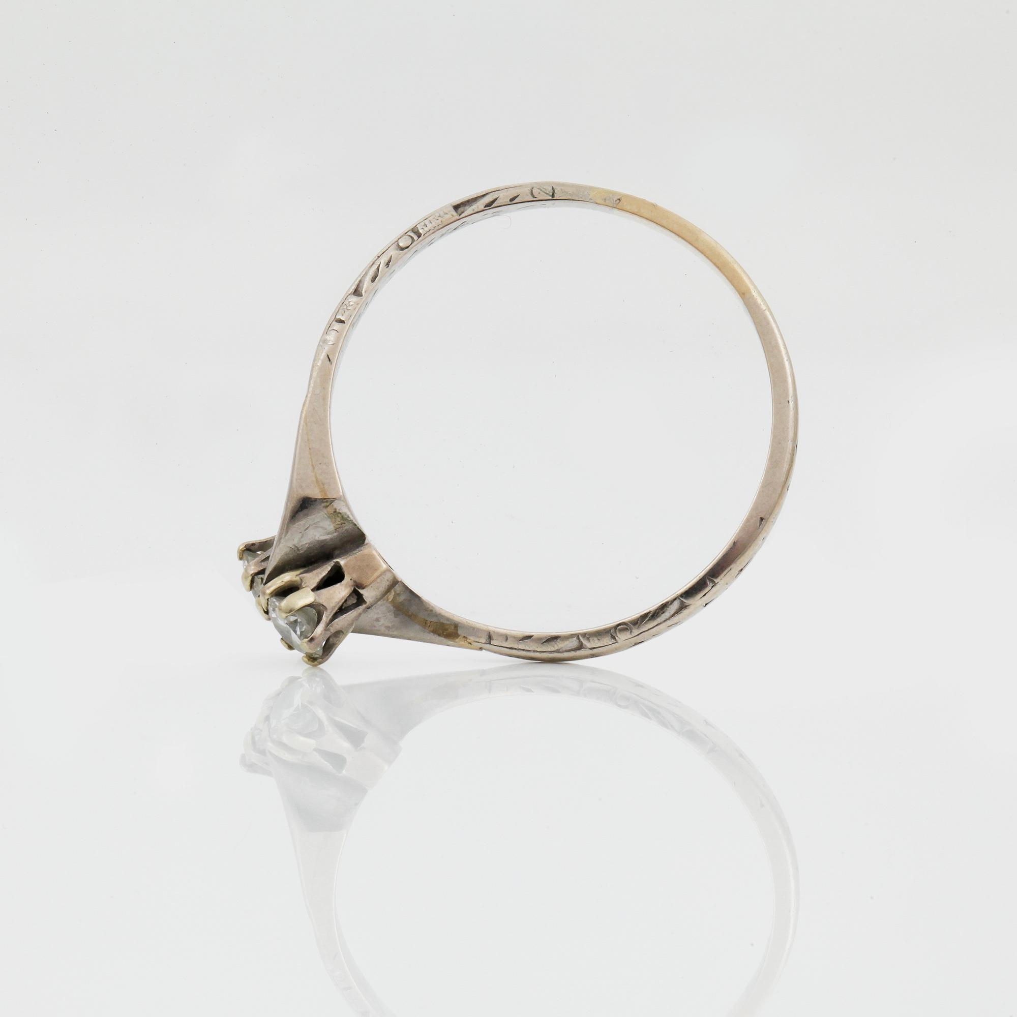 RING, platina, två diamanter, tot ca 0,4 ct, 1900-tal. Vikt ca 3 gram.