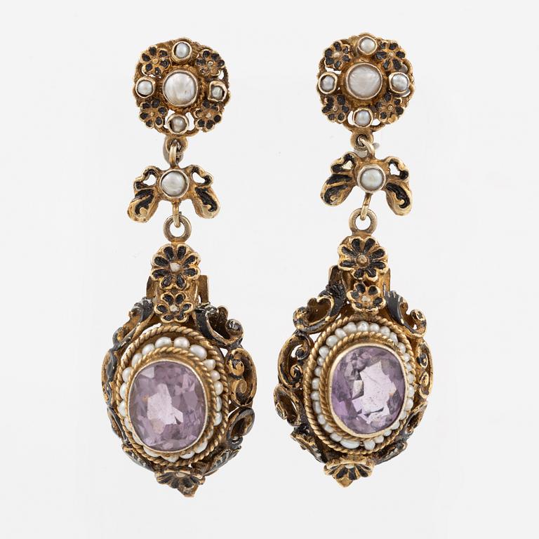 Örhängen, ett par, silver med ametister och pärlor.