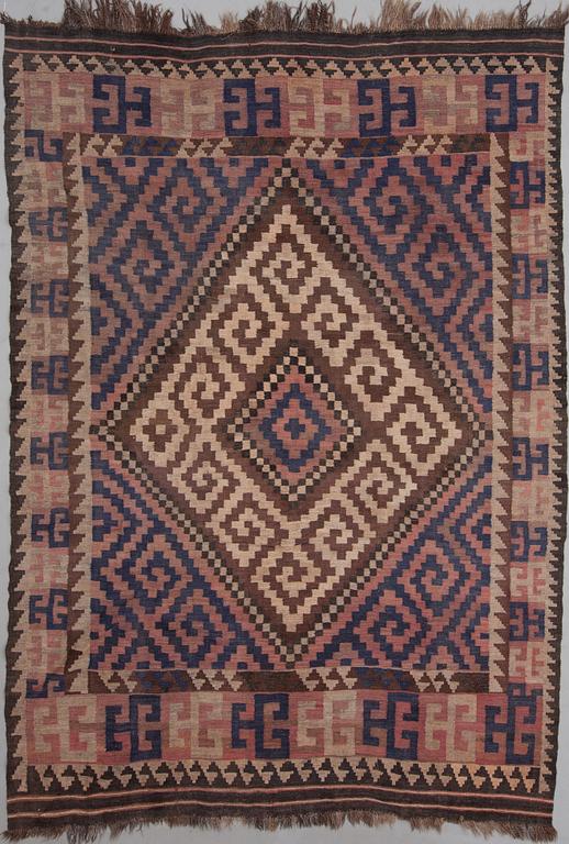 A Kelim carpet from the first half of the 20th century, 272x193 cm.